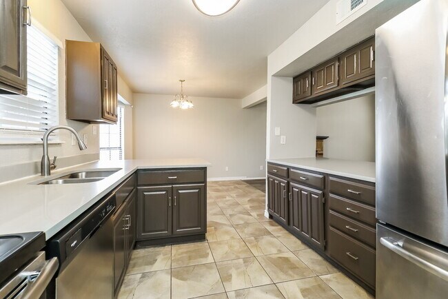 Building Photo - 1217 Greenbriar Ln