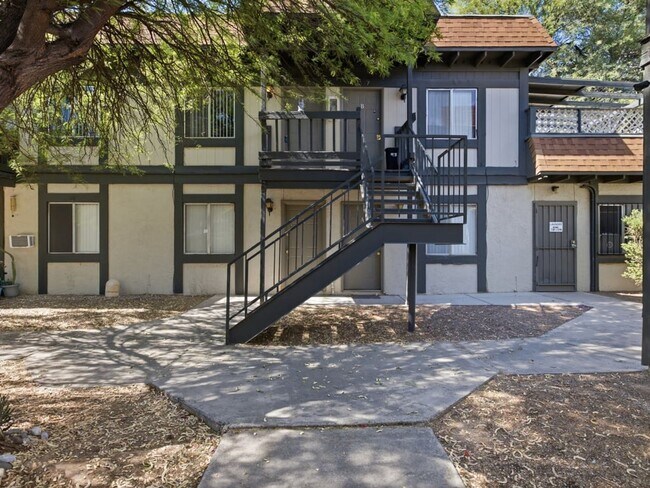 Building Photo - 1525-B South Woodland Ave