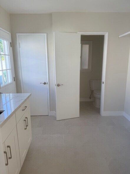 Building Photo - 8552 Woodley Ave