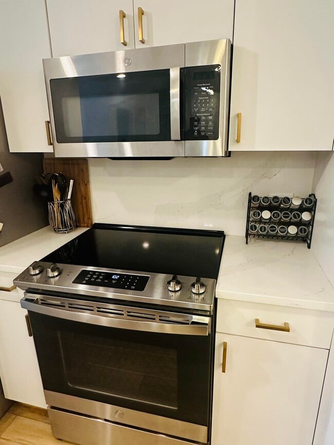 Building Photo - 533 NE 3rd Ave