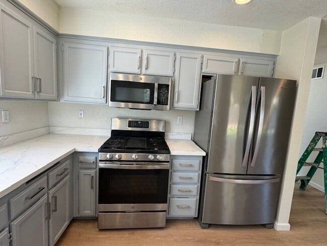 Building Photo - Spacious Pleasanton Home