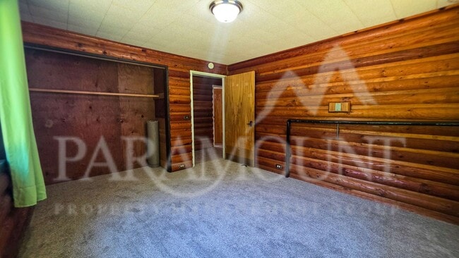 Building Photo - Spacious Log Home with Acreage!