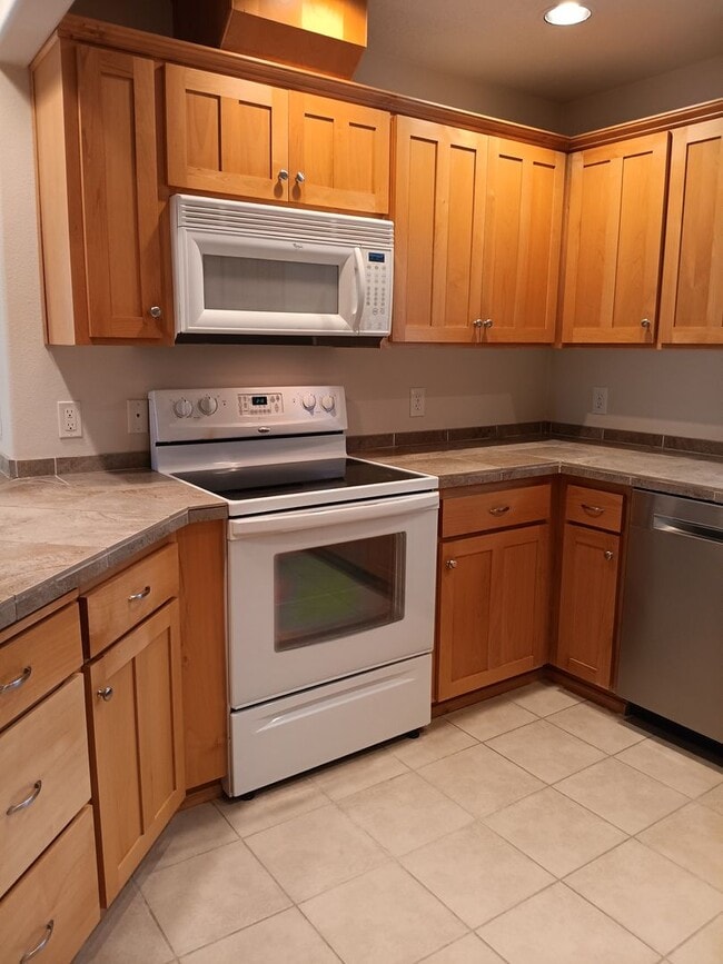 Building Photo - Beautiful Townhouse in West Salem is Ready...