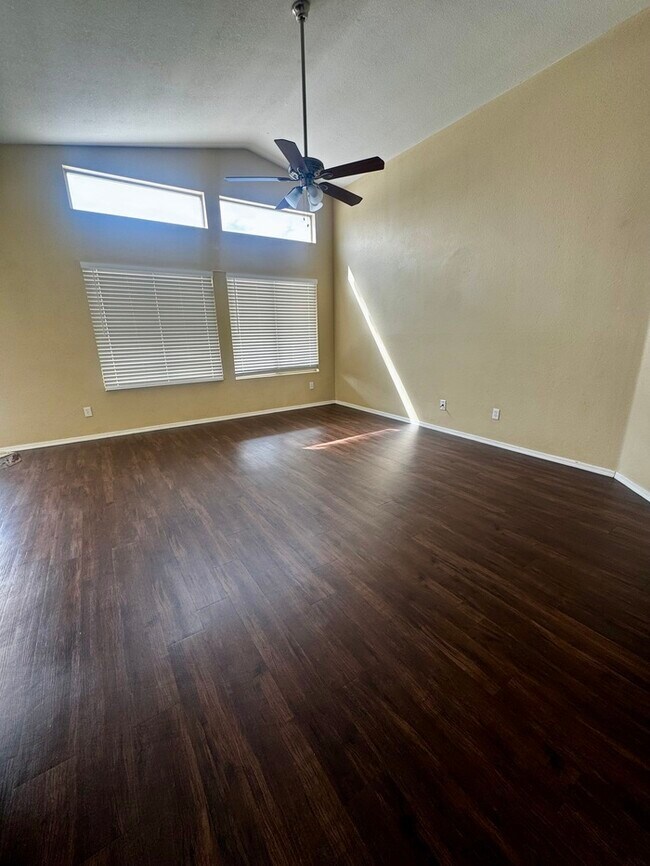 Building Photo - FOR RENT