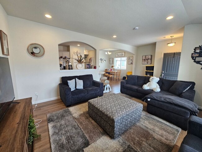 Building Photo - Like new!! 3-bedroom, 3-bathroom rental in Lorson Ranch community!