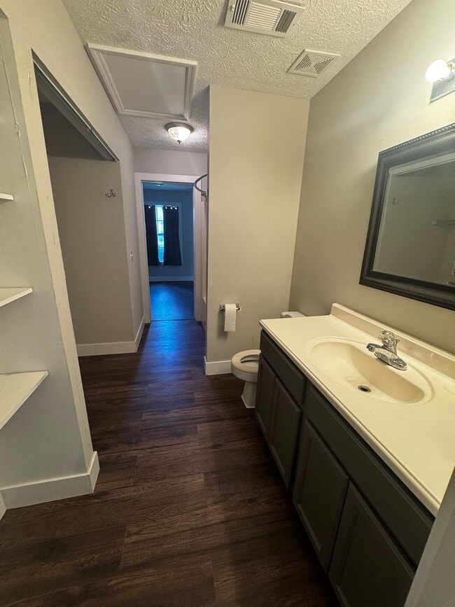 Building Photo - Month-to-Month Lease Available – 2 Bed / 1...