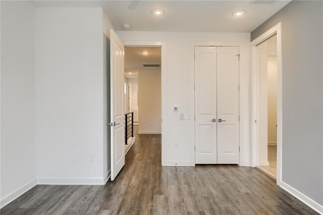 Building Photo - 2624 Metcalfe Rd