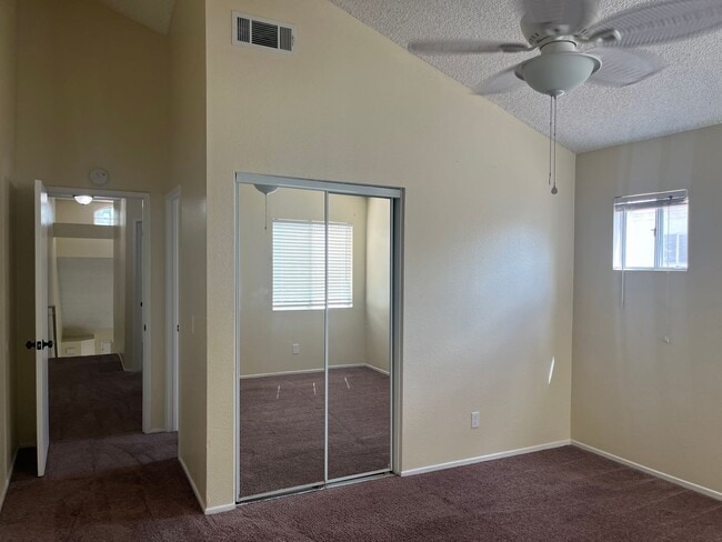 Building Photo - 2BD/ 3BTH TOWNHOUSE EAST PALMDALE