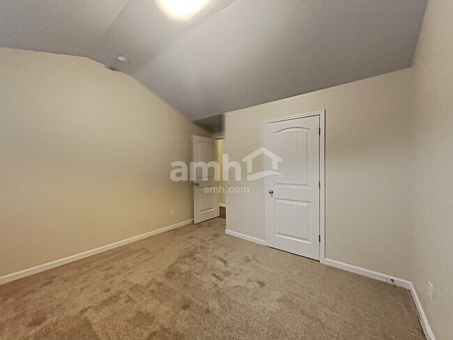 Building Photo - 214 Hidden Creek Pt