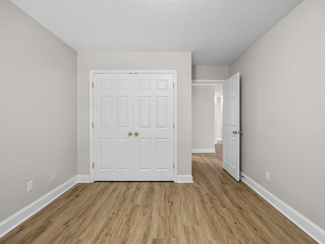 Building Photo - Charming 2 BR, 2.5 BA, One Story End Unit ...