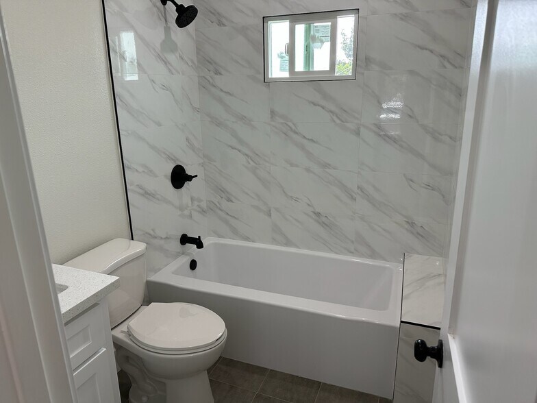 Building Photo - 1402 E 48th Pl