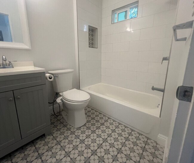 Building Photo - 1028 17th St