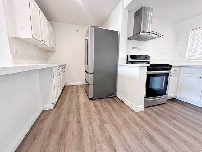 Building Photo - 812 Bracken Ave