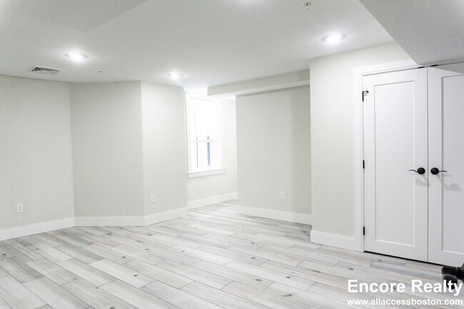 Building Photo - 79 Linden St