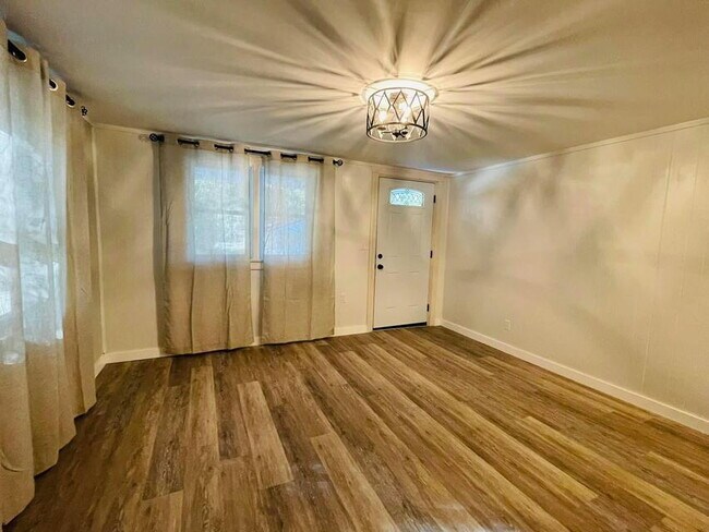 Building Photo - Florida Cottage with a Bonus Room ready for move in!
