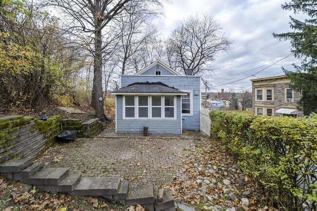 Building Photo - 11 Mann Ave