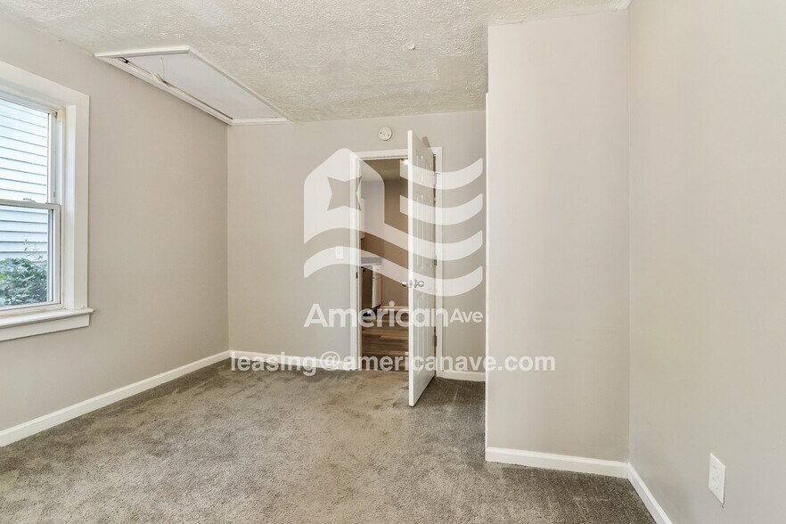 Building Photo - 939 W Florence Ave