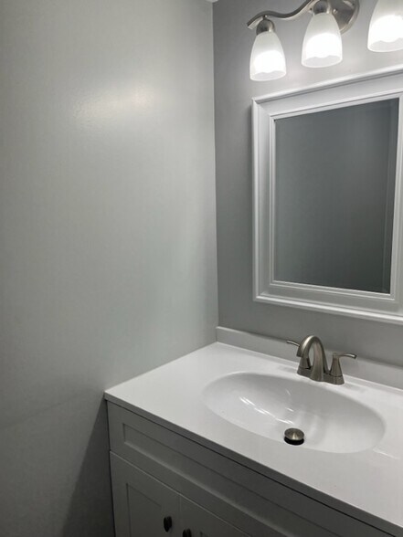 Building Photo - 128 Rainbow Ct