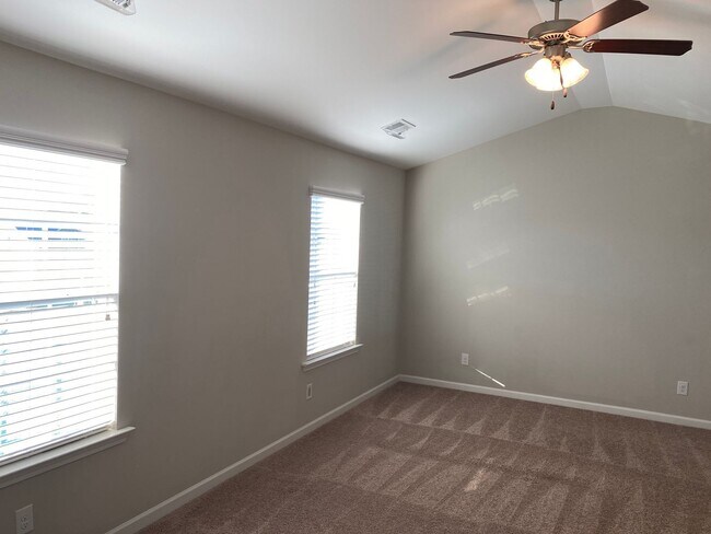 Building Photo - 269 Tulip Dr