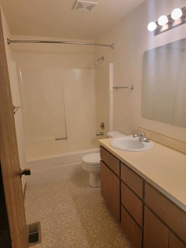 Building Photo - Classic North Tacoma 4 Bedroom Tri-Level with Peak a Boo View!