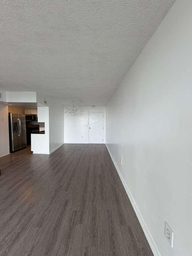 Building Photo - 9682 Fontainebleau Blvd