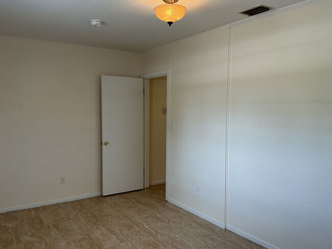 Building Photo - 2BR Home Near Merchants Walk, Walmart & Polk Parkway