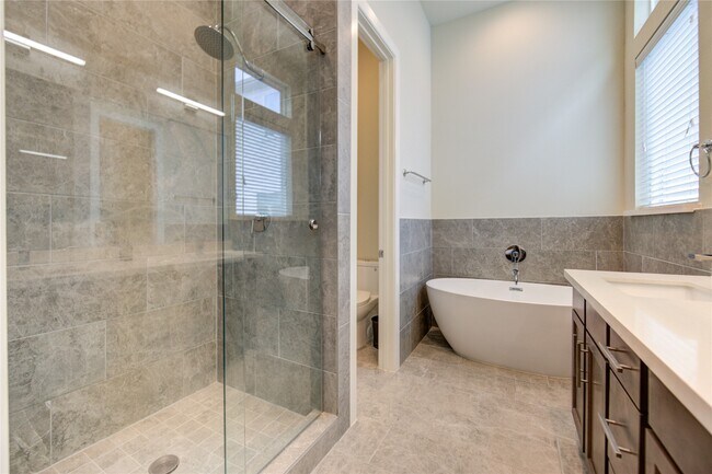 Building Photo - 730 Carriage Knls Dr