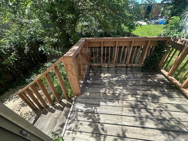 Building Photo - 3 bed / 1 bath duplex for rent - $1425- re...