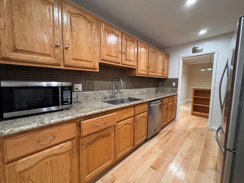 Building Photo - 8550 Holloway Dr