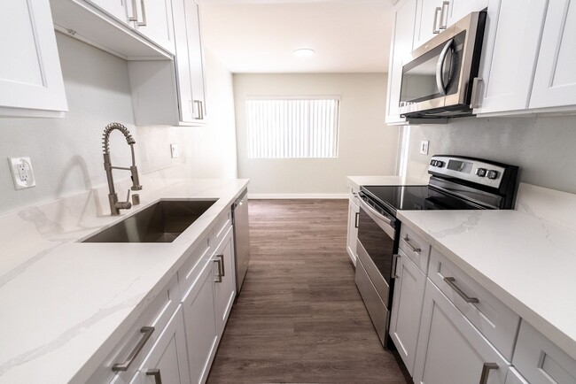 Interior Photo - 616 N Sweetzer Ave