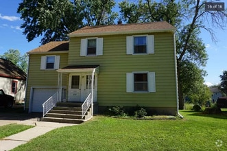 Building Photo - Vine st Duplex