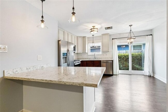 Building Photo - 1433 Poinsettia Dr