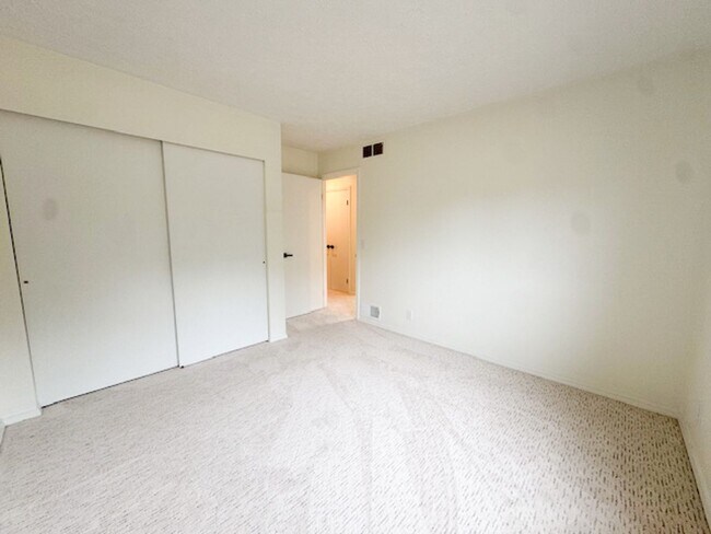 Building Photo - Amazing High-End Townhouse - End Unit - Ca...