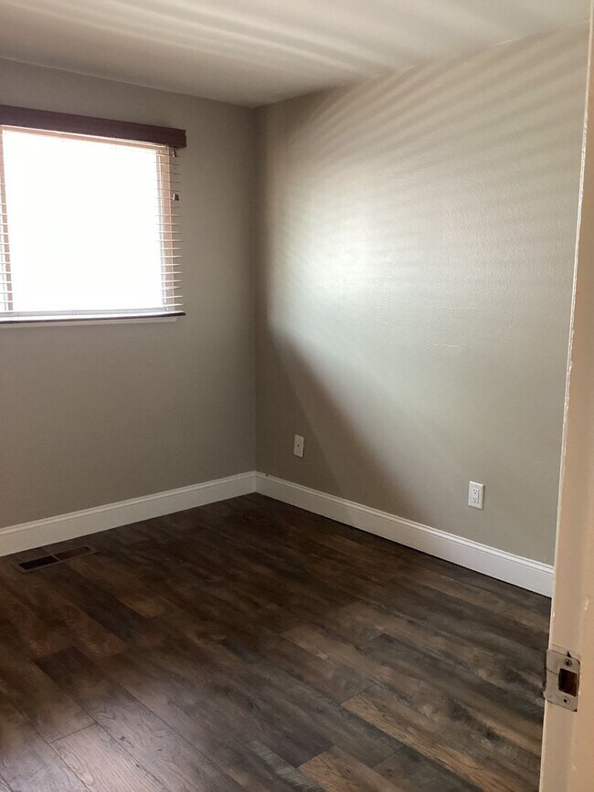Building Photo - NEW ON THE MARKET - SPPACIOUS 3 BEDROOM, 2...