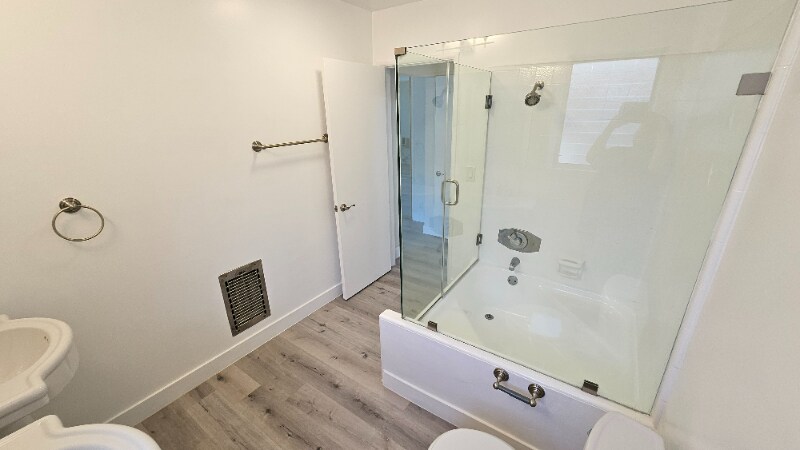 Building Photo - 2130 Beachwood Dr