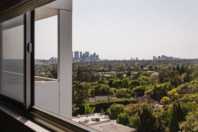 Building Photo - 999 N Doheny Dr