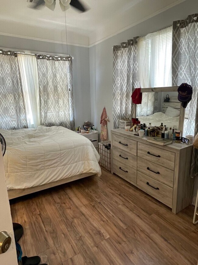 Building Photo - Gorgeous 3BD Apartment above commercial space ON MAPLE ST