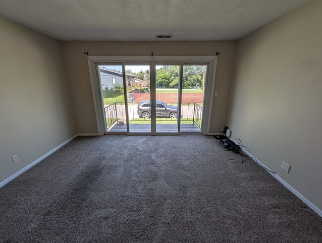 Building Photo - Modern 1BR Condo at Pembroke Gardens – Balcony, Pool Access & Utilities