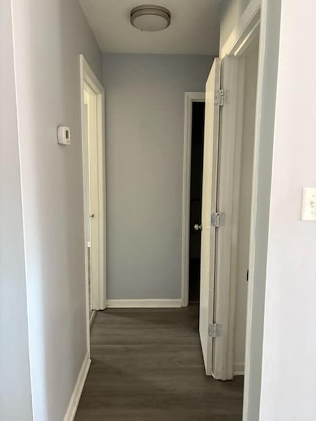 Building Photo - Affordable 2 Bedroom Duplex Off of Gum Bra...