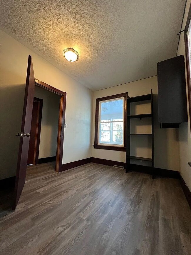 Building Photo - Spacious 5-Bedroom Rental Near Campus & Do...