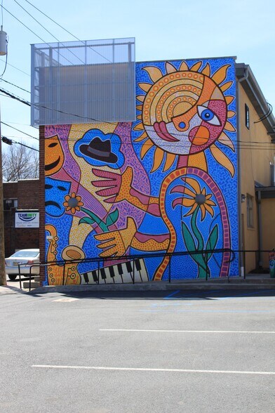 Building Photo - 530 Valley Rd