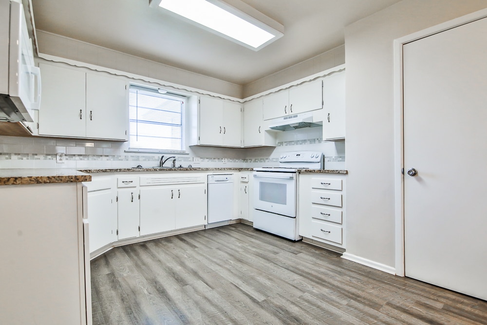 Building Photo - 711 6th Plz