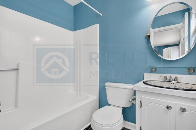 Building Photo - Beautiful Condo Available
