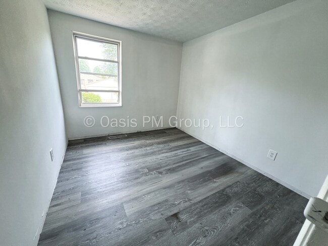 Building Photo - 912 Tellega Ave