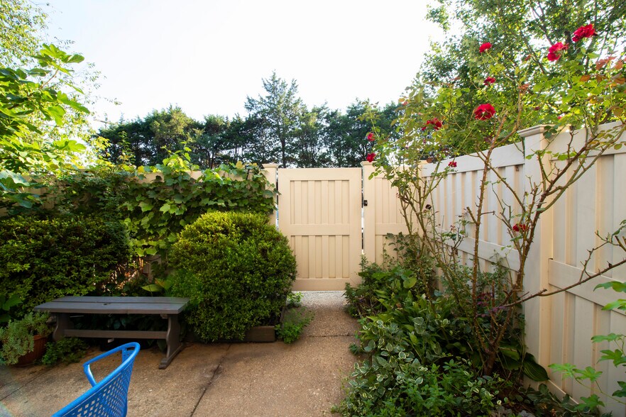 Building Photo - 104 Birch St