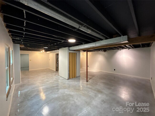 Building Photo - 6616 Wannamaker Ln
