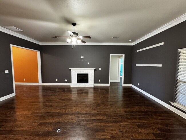 Building Photo - Stunning Spacious Home in Lovely Neighborhood!