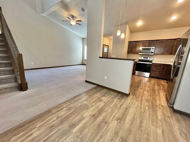 Building Photo - 3 Bed/2.5 Bath Townhome For Rent!