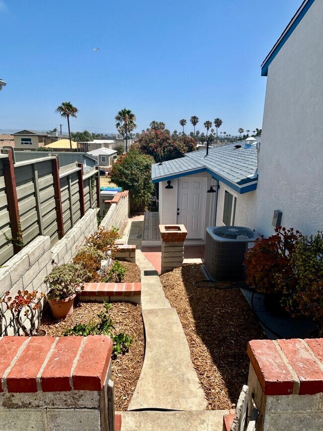 Building Photo - Charming 2 Bed / 2 Bath Coastal Retreat with Ocean Views in Ocean Beach