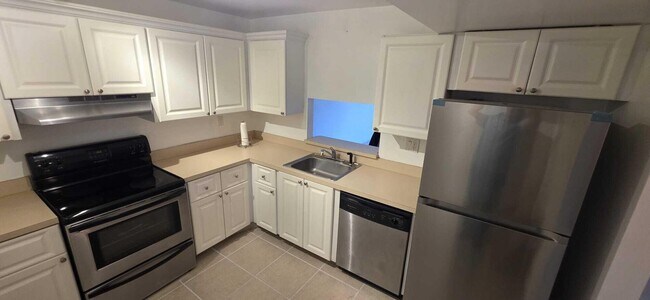 Building Photo - 711 N Pine Island Rd